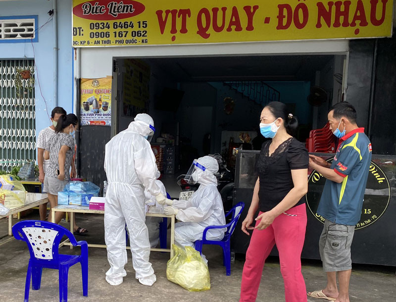Khẩn trương lấy mẫu xét nghiệm Covid-19 tại phường An Thới.
