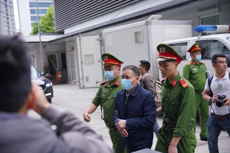 Bị cáo được dẫn giải vào khu vực xét xử.