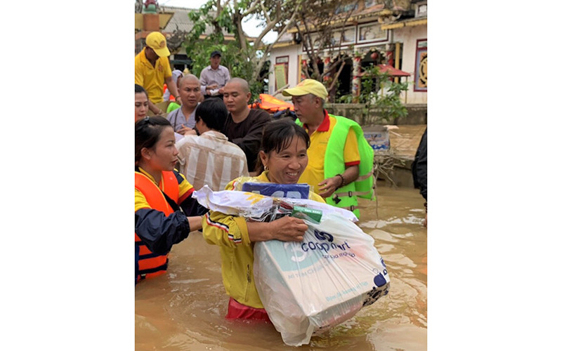 Nhiều đoàn hảo tâm chọn các siêu thị Co.opmart địa phương để đặt hàng hóa cứu trợ.