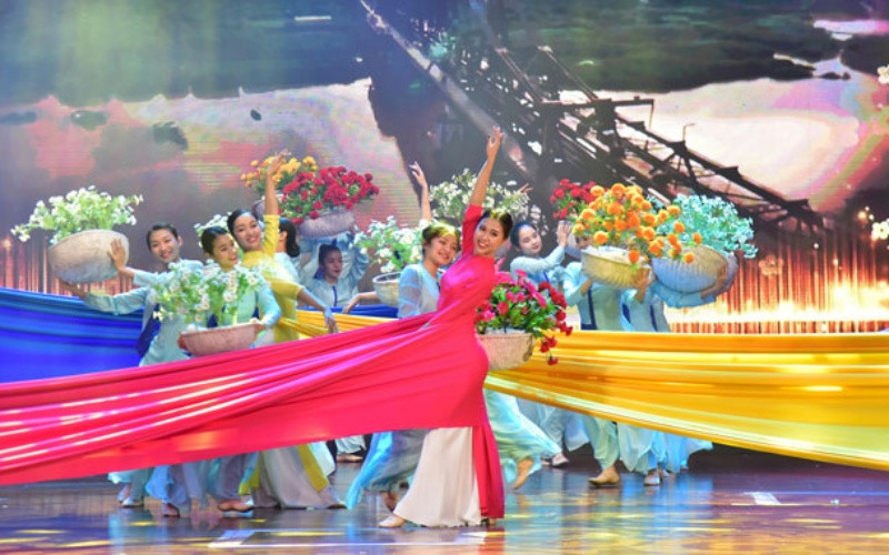 Các nghệ sĩ tập luyện chuẩn bị cho chương trình.