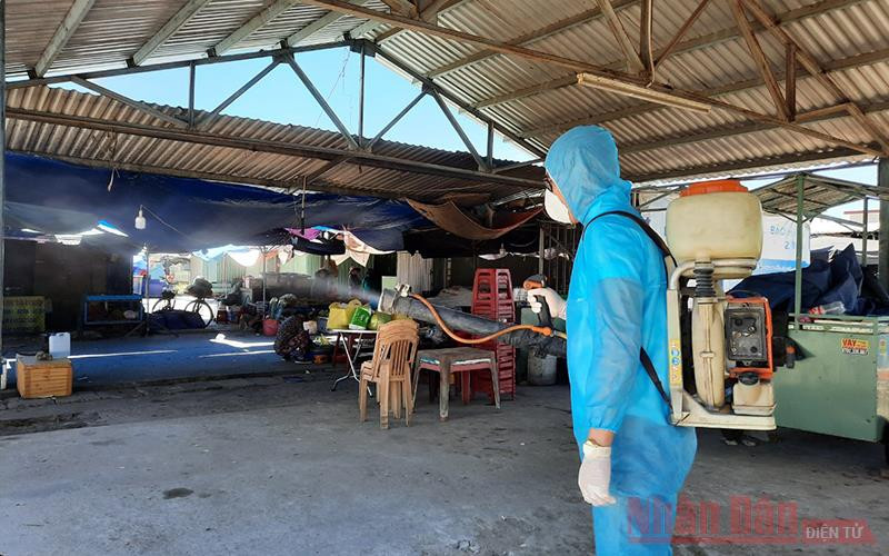 Ngành y tế TP Tam Kỳ xử lý môi trường tại khu dân cư có trường hợp mắc Covid-19.
