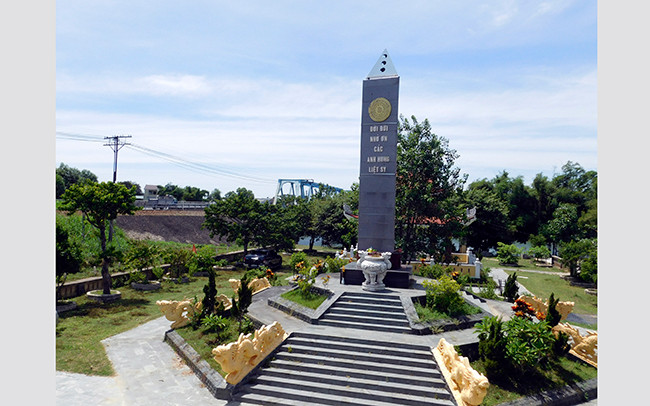 Đài tưởng niệm các Anh hùng liệt sĩ tại khu di tích Bến Ô Lâu - cầu Mỹ Chánh, xã Hải Sơn, huyện Hải Lăng, tỉnh Quảng Trị. Ảnh: HỒNG ĐỨC