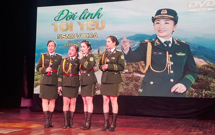 NSND Vi Hoa (thứ hai từ trái sang).