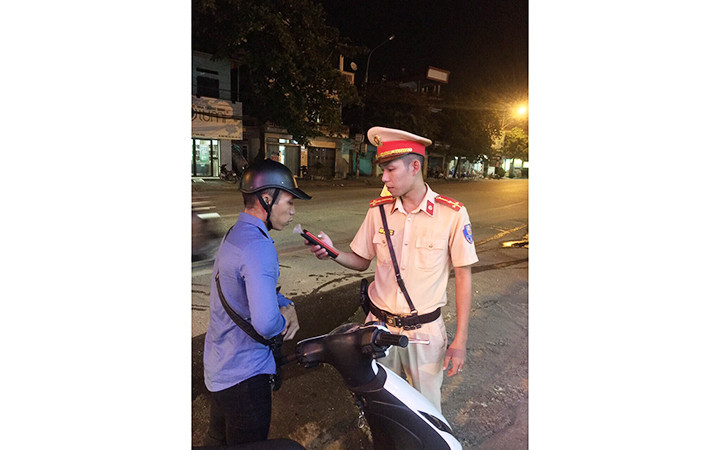 Cảnh sát giao thông tỉnh Tuyên Quang kiểm tra nồng độ cồn của người tham gia giao thông.
