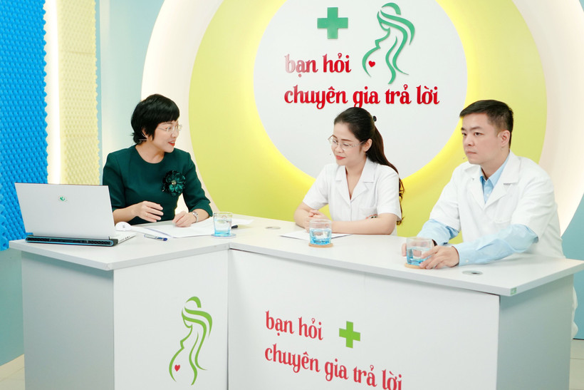 TS, bác sĩ Đinh Thúy Linh (giữa) tham gia các chương trình tư vấn cho bệnh nhân.