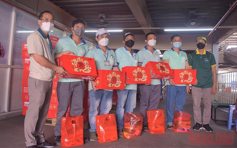 Công nhân Công ty cổ phần Taekwang Vina Industrial (Đồng Nai) nhận quà Tết. Ảnh: Thiên Vương
