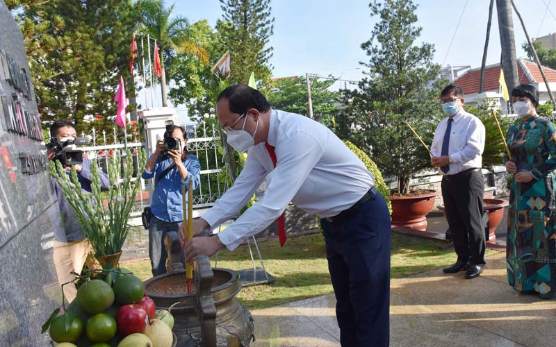 Các đại biểu dâng hương, dâng hoa, tưởng niệm Anh hùng liệt sĩ tại Di tích lịch sử quốc gia Ngã Ba Giồng.