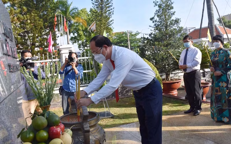 Các đại biểu dâng hương, dâng hoa, tưởng niệm Anh hùng liệt sĩ tại Di tích lịch sử quốc gia Ngã Ba Giồng.