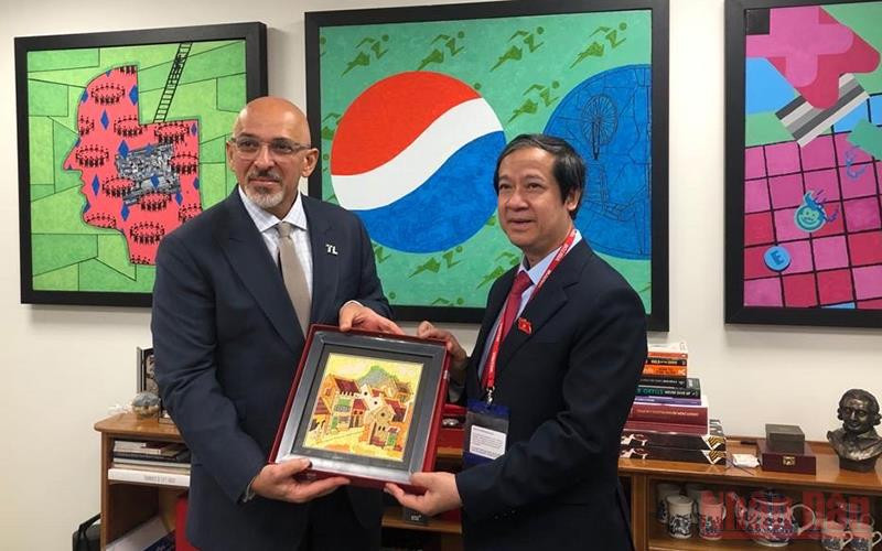 Bộ trưởng Nguyễn Kim Sơn tặng quà Bộ trưởng Nadhim Zahawi.