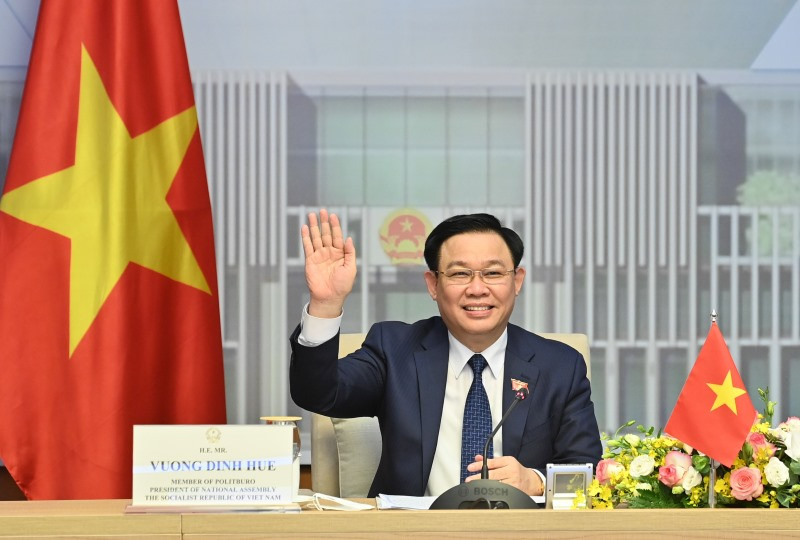 Chủ tịch Quốc hội Vương Đình Huệ vẫy tay chào Chủ tịch Quốc hội Singapore.