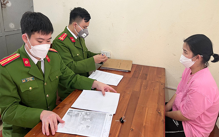 Công an huyện Triệu Sơn (Thanh Hóa) làm việc với Lê Thị Hiền, đối tượng đã lợi dụng quyên góp từ thiện để lừa đảo, chiếm đoạt số tiền lớn của các nhà hảo tâm.