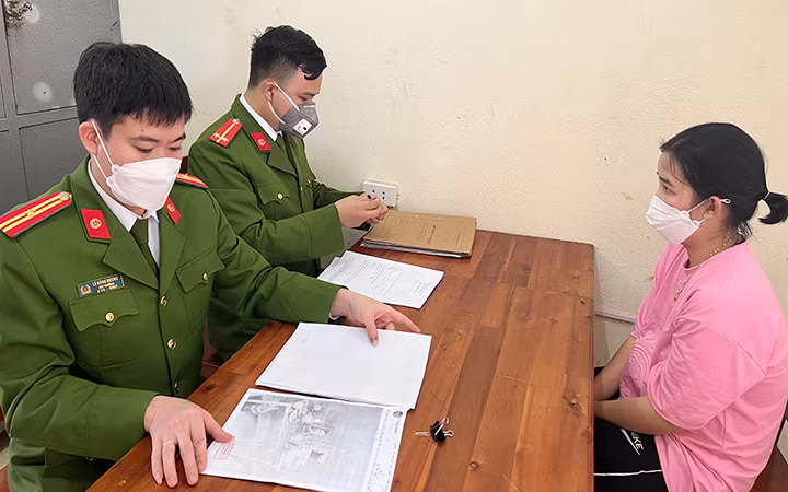 Công an huyện Triệu Sơn (Thanh Hóa) làm việc với Lê Thị Hiền, đối tượng đã lợi dụng quyên góp từ thiện để lừa đảo, chiếm đoạt số tiền lớn của các nhà hảo tâm.