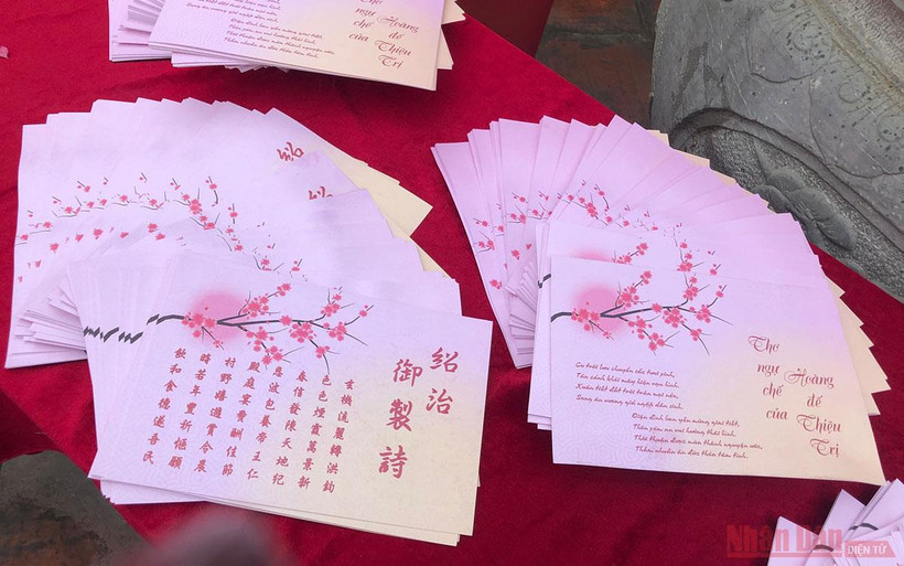 Thơ chúc tết của Hoàng đế Thiệu Trị tại Triển lãm "Cung đình đón Tết" của Trung tâm Lưu trữ Quốc gia trưng bày tại Văn Miếu - Quốc Tử Giám.