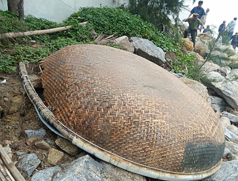 Tìm thấy chiếc thuyền thúng trên sông Thu Bồn.
