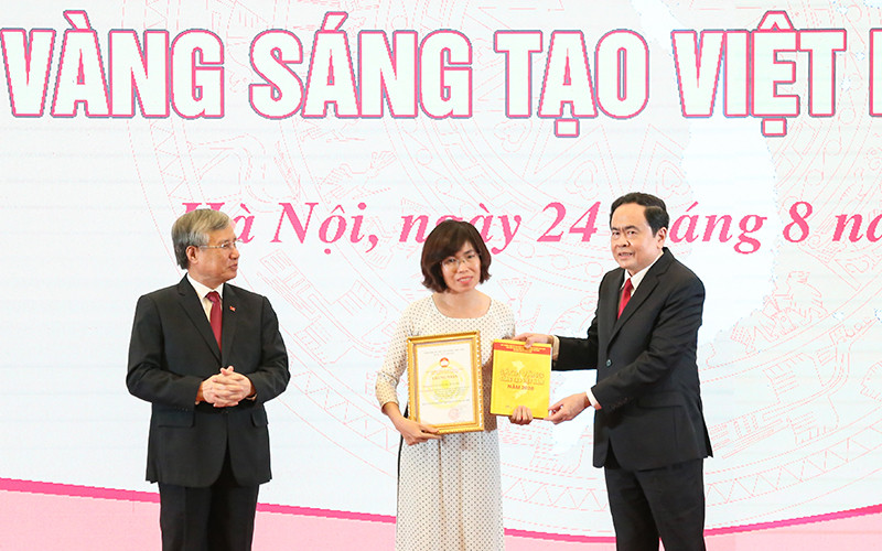 Thường trực Ban Bí thư Trần Quốc Vượng và Chủ tịch UBTƯ MTTQ Việt Nam Trần Thanh Mẫn tôn vinh đại diện tác giả, nhóm tác giả có công trình, giải pháp sáng tạo khoa học - công nghệ tiêu biểu năm 2020. Ảnh: Quang Vinh