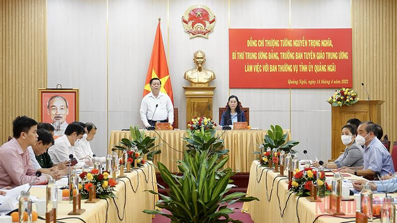 Đồng chí Nguyễn Trọng Nghĩa, Bí thư Trung ương Đảng, Trưởng Ban Tuyên giáo Trung ương phát biểu chỉ đạo tại buổi làm việc với Ban Thường vụ Tỉnh ủy Quảng Ngãi.