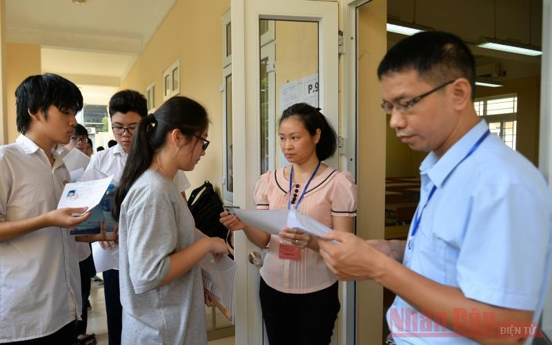 Các thí sinh vào phòng thi. Ảnh: Thủy Nguyên