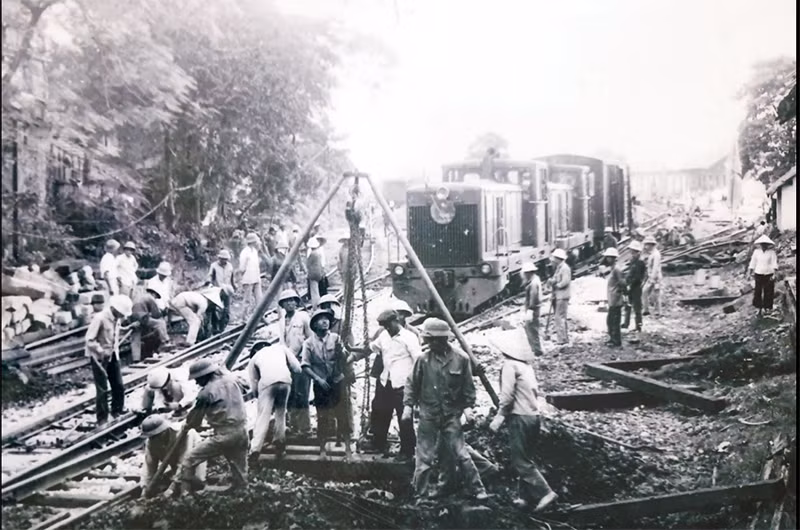 Công nhân Công ty Công trình 2 và Công ty Đường 6 đang cố gắng hoàn thành đoạn đường vào ga. Ảnh tư liệu ngành đường sắt, chụp tháng 11-1975.