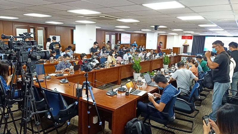 Các cơ quan báo chí dự đưa tin tại cuộc họp báo.