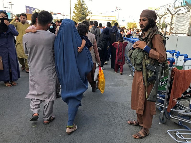 Lối vào sân bay quốc tế Hamid Karzai, tại Kabul, Afghanistan, ngày 16/8. (Ảnh: Reuters)