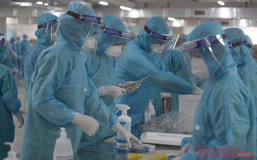 Lấy mẫu xét nghiệm sàng lọc Covid-19. Ảnh: DUY LINH