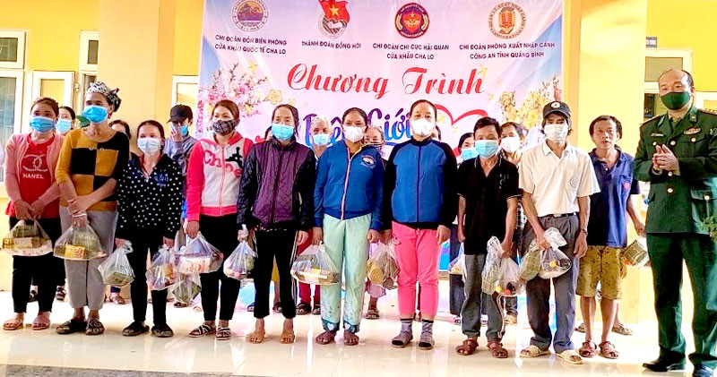 Đồn Biên phòng và các đơn vị ở cửa khẩu quốc tế Cha Lo (Quảng Bình) tặng quà Tết cho người dân.