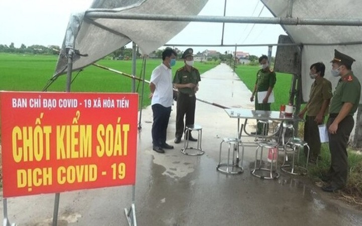 Chốt kiểm soát dịch Covid-19 được duy trì hoạt động 24/24 giờ tại ổ dịch thôn Bùi, xã Hòa Tiến (Hưng Hà, tỉnh Thái Bình).