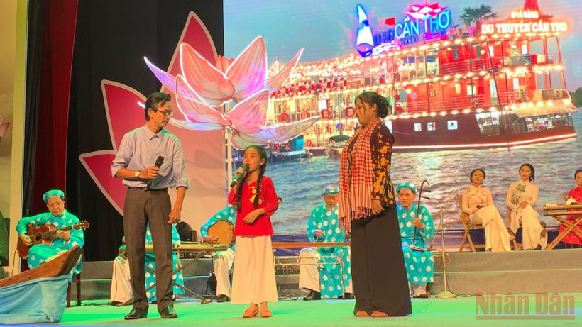 Các nghệ nhân thành phố Cần Thơ thi diễn tại liên hoan. (Ảnh: THANH TÂM)