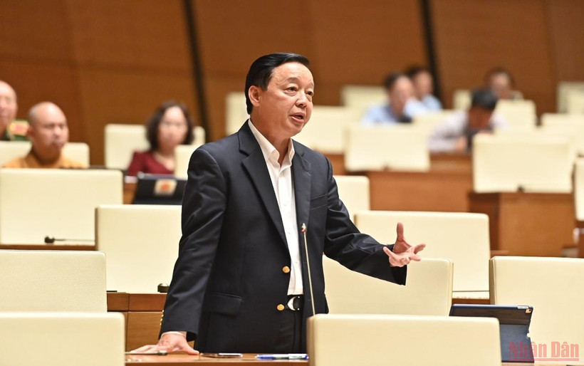 Bộ trưởng Tài nguyên và Môi trường Trần Hồng Hà phát biểu tại phiên thảo luận chiều 30/5. (Ảnh: LINH KHOA)