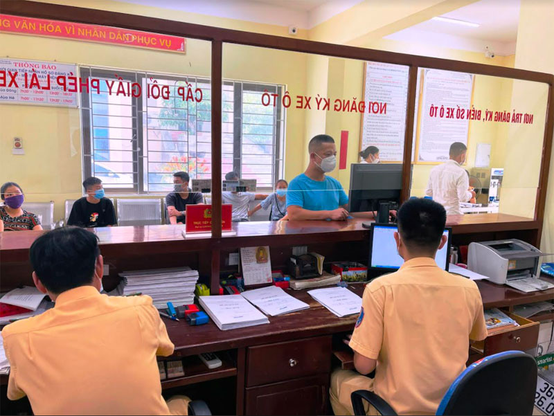 Bộ phận giải quyết các thủ tục hành chính cho công dân ở Phòng CSGT.