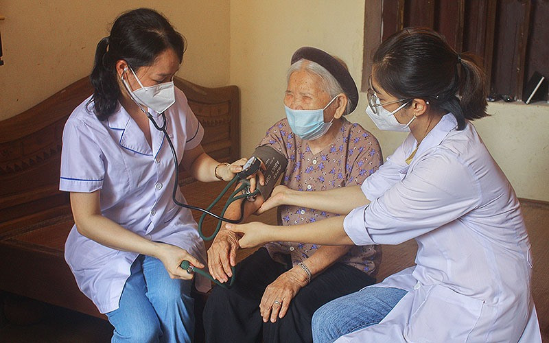Các y, bác sĩ Hội Thầy thuốc trẻ tỉnh Bắc Ninh thăm, khám sức khỏe cho Bà mẹ Việt Nam Anh hùng Ngô Thị Sáu.