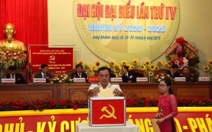 Các đại biểu bỏ phiếu bầu Ban Chấp hành Đảng bộ nhiệm kỳ IV.