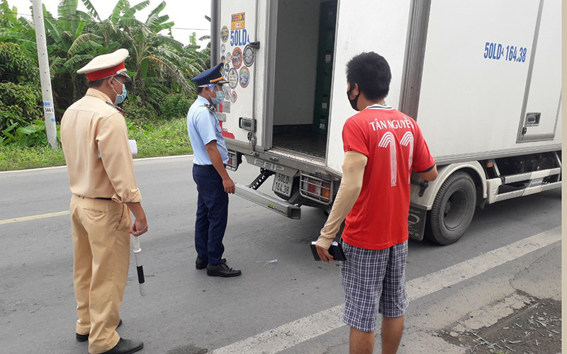 Tại thời điểm kiểm tra, trên xe có 1.960 chai phân bón lá NPK (Ảnh: Bộ Công thương)