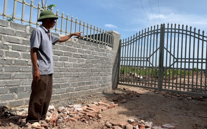 Ông Đinh Văn Thắng phản ánh việc công trình vi phạm trên đất trồng lúa, bịt kín lối đi nội đồng của bà con.