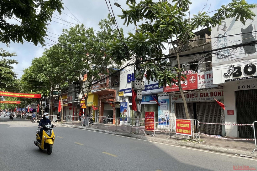 Nhiều hộ dân hai bên đại lộ Hồ Chí Minh ở trung tâm TP Hải Dương đã phải cách ly y tế do liên quan đến các ca nhiễm Covid-19.