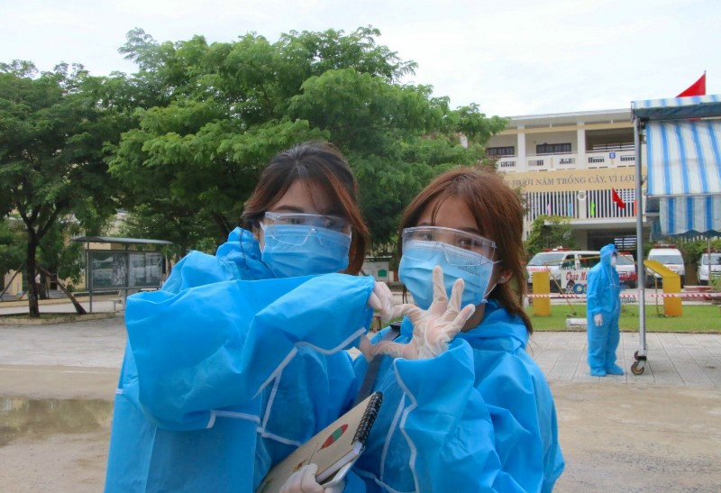 Hai thí sinh tại điểm thi đặc biệt Trường THPT Võ Chí Công trước ngày thi.