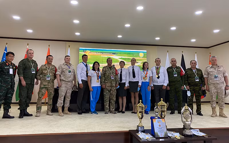 Tổ Trọng tài quốc tế tại Army Games 2020 chụp ảnh với các vận động viên Uzbekistan từng đoạt Huy chương Vàng Olympic. Ảnh: BẠCH ĐẰNG/Quân đội nhân dân.