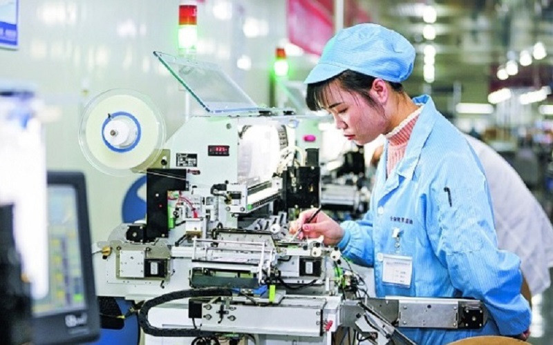 Sản xuất linh kiện điện tử tại một doanh nghiệp tỉnh Quý Châu, Trung Quốc. (Ảnh: Nhân Dân Nhật báo)