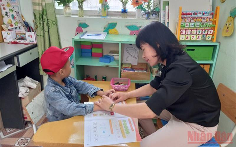 Giờ dạy 1 cô, 1 trò dạy trẻ mầm non.