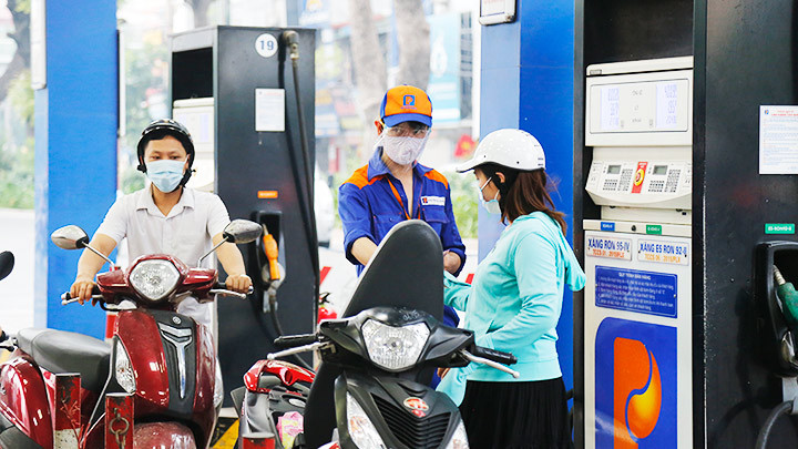 Đề nghị giảm thuế 2.000 đồng/lít với xăng