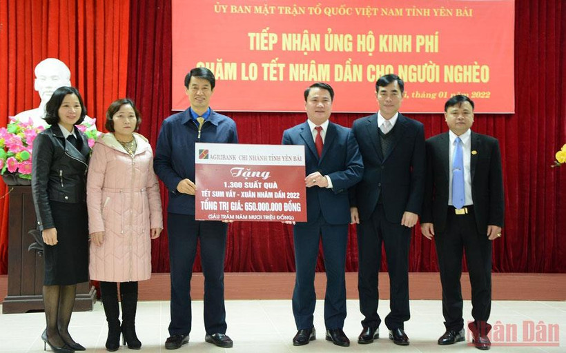Giám đốc chi nhánh Agribank tỉnh Yên Bái, Nguyễn Hữu Hồng trao hỗ trợ 1.300 suất quà cho đại diện Mặt trận Tổ Quốc Việt Nam tỉnh Yên Bái.