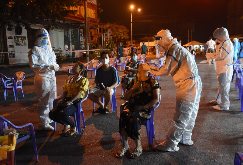 660 người được lấy mẫu xét nghiệm trong đêm 11-5, có kết quả âm tính lần 1.