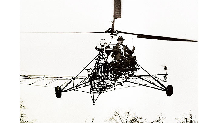 Igor Sikorsky thử nghiệm chiếc máy bay lên thẳng đầu tiên của mình ở Bridgeport năm 1940. Ảnh: TASS