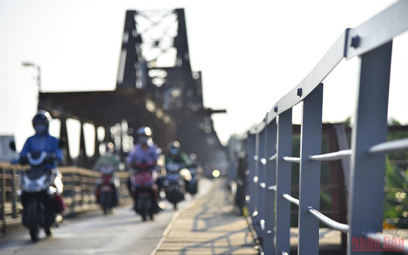 Cây cầu được "khoác áo mới".