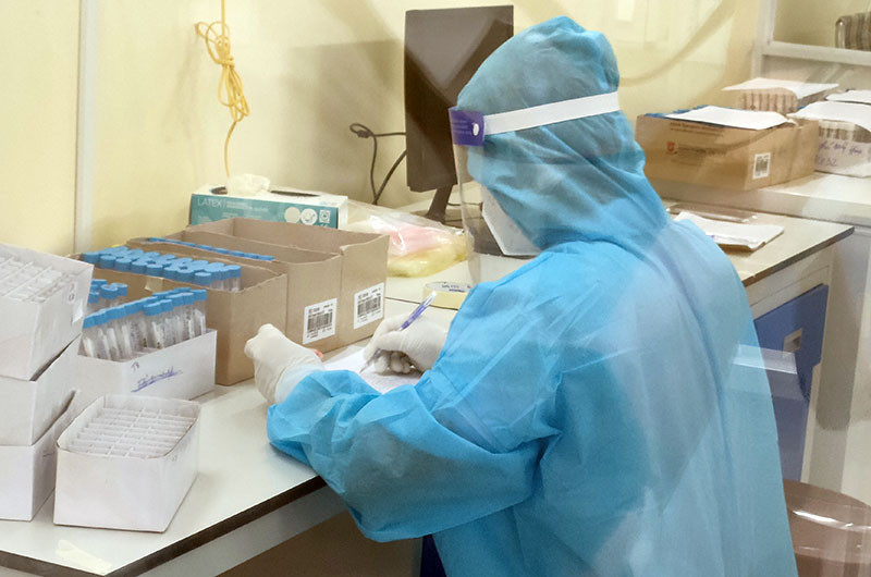 Nhân viên y tế Bệnh viện đa khoa khu vực Hồng Ngự, tỉnh Đồng Tháp xét nghiệm Covid-19.