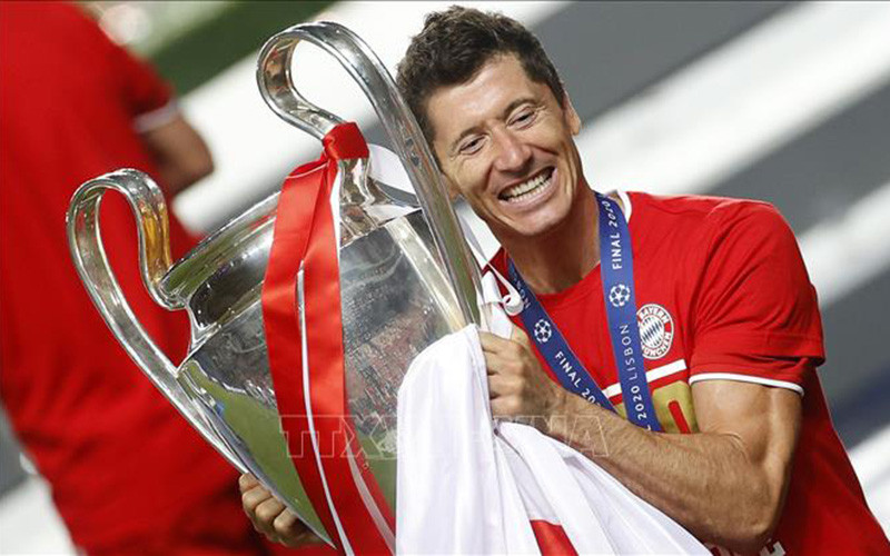 Cầu thủ Robert Lewandowski giơ cao Cúp vô địch giải UEFA Champions League sau trận đấu giữa Câu lạc bộ Paris Saint-Germain và Bayern Munich tại Lisbon, Bồ Đào Nha, ngày 24/8/2020. (Ảnh: TTXVN)