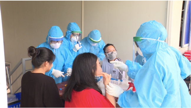 Nhân viên y tế tiến hành lấy mẫu để xét nghiệm Covid-19 cho công dân.