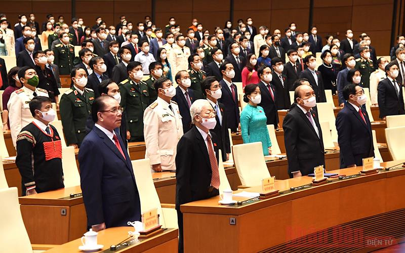 Các đại biểu thực hiện nghi lễ chào cờ tại phiên bế mạc. Ảnh: DUY LINH.