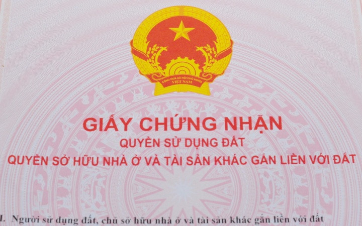 Chuyên viên phòng đăng ký đất đai cho người quen “mượn” 19 sổ đỏ.