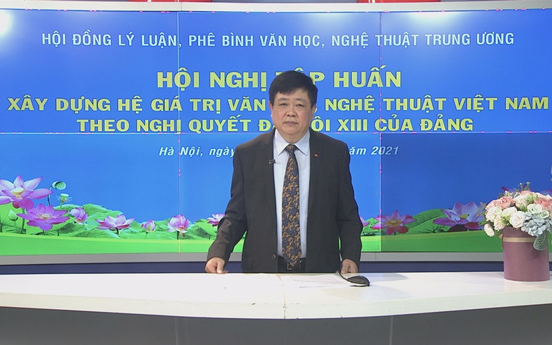 PGS, TS Nguyễn Thế Kỷ, nguyên Ủy viên Trung ương Đảng, Chủ tịch Hội đồng trình bày nội dung cơ bản, mục đích ý nghĩa của Bộ tài liệu tập huấn.
